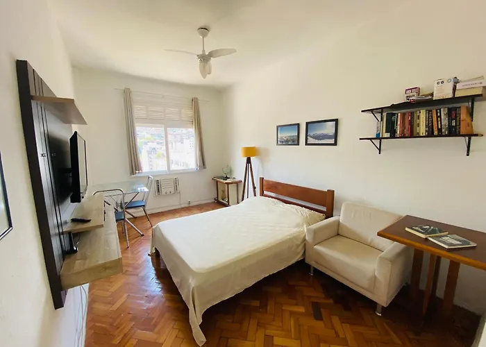 Studio completo no Catete, em andar alto, com vista livre , próximo Metrô e praia do Flamengo, ar , wifi, tv, pauloangerami RC214 Rio de Janeiro